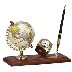 Настольный набор "Круиз" с глобусом, часами и ручкой на деревянной подставке в комплекте с шильдиком под гравировку, металл, дерево
