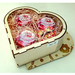 Подарочный набор "Сладкое ассорти" в деревянной коробке в форме сердца: 3 баночки по 90мл крем-меда или варенья по выбору заказчика