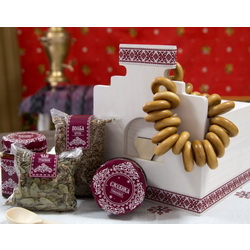 Набор "Русское гостеприимство": калина томленая, 210г, ежевика томленая, 100г, чай травяной, 30г, крупа "Полба", 300г, вишня вяленая, 100г, клюква вяленая, 100г, сушки, 100г, ложка деревянная, открытка в подарочной коробке из массива кедра