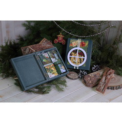Набор "В ожидании чуда" в подарочной коробке из массива дерева: фундук в шоколаде, 50 г, чай травяной, 20 г, клюква вяленая, 50 г, мед цветочный, 220 г, игрушка на ёлку из дерева, открытка