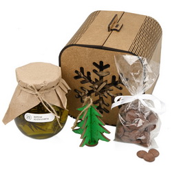 Подарочный набор: варенье из ели и мяты, 230мл, драже из молочного шоколада, 50г, подвеска "Елка" в оригинальной коробке, МДФ, 3 мм